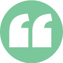 iconos de comillas sobre un fondo verde