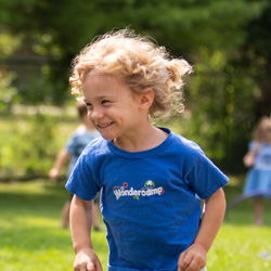 niño corriendo afuera