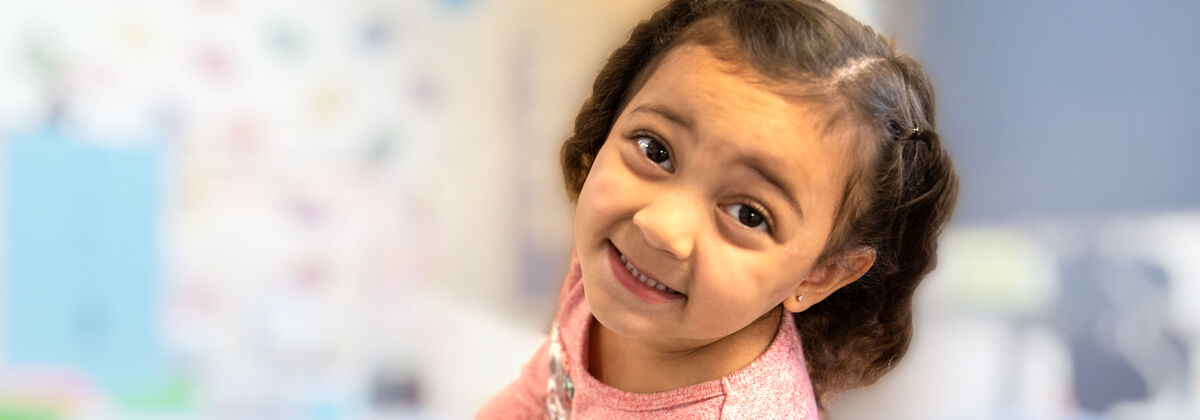 niña sonriendo en la guardería