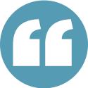 Iconos de comillas sobre fondo azul