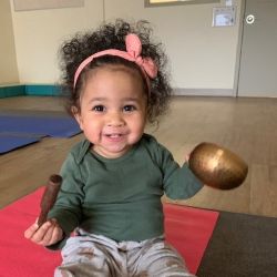 niña haciendo yoga en la guardería