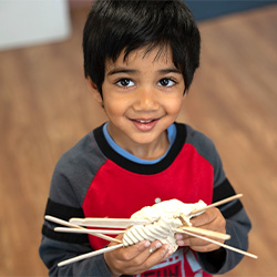 niño de preescolar sosteniendo un proyecto de arte