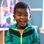 niño de preescolar temprano sonriendo