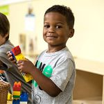 Niño de preparación para kindergarten jugando con legos