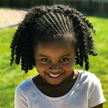 niña pequeña sonriendo